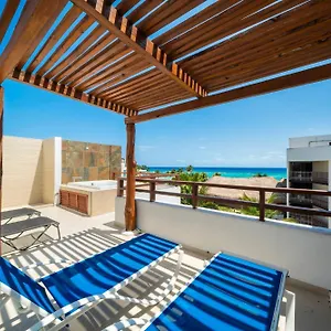 Сasa de vacaciones Beachfront Penthouse With 3 Bedrooms & Ocean View - Nubes